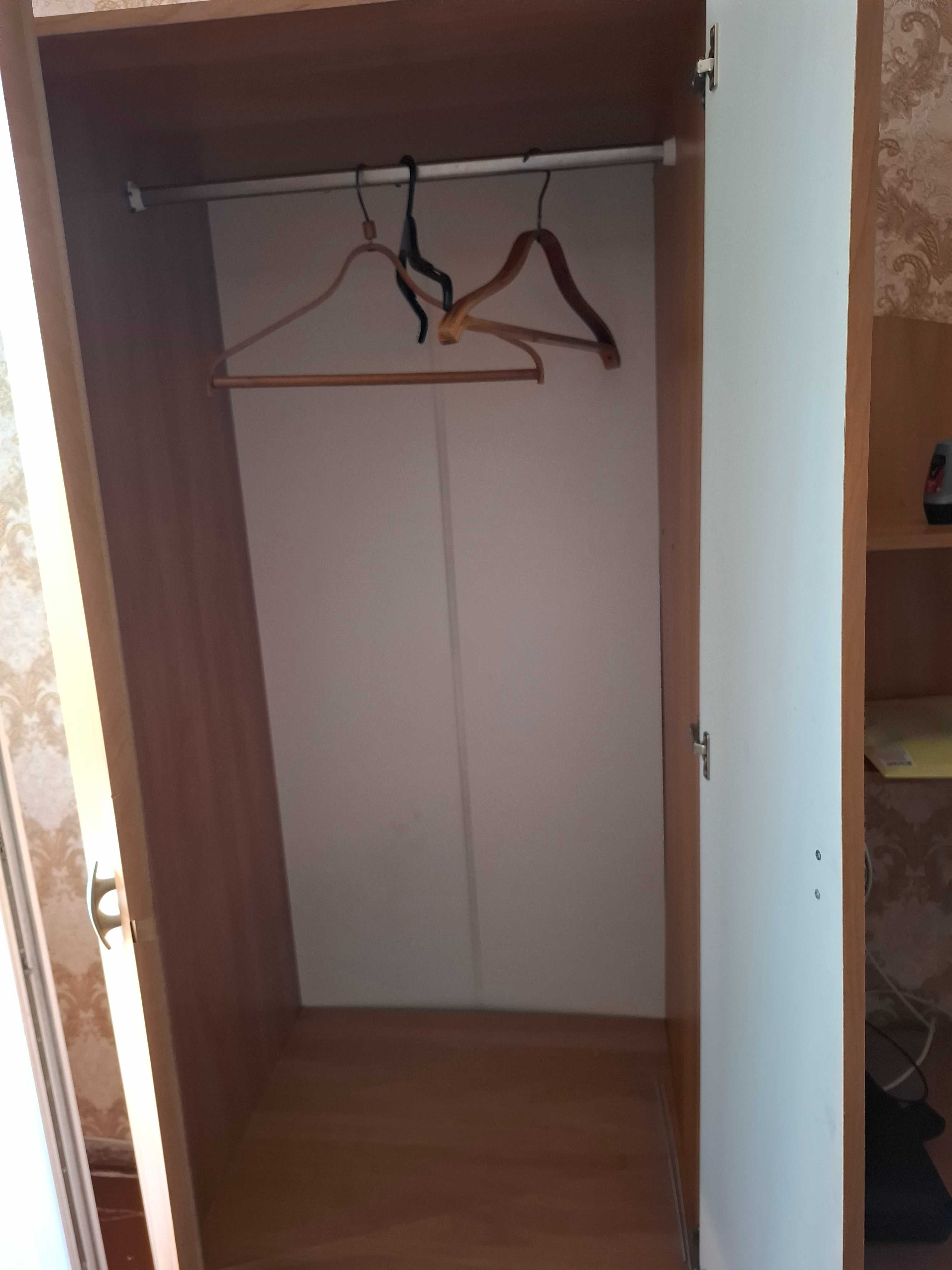 Подарую меблеву стінку і шафу