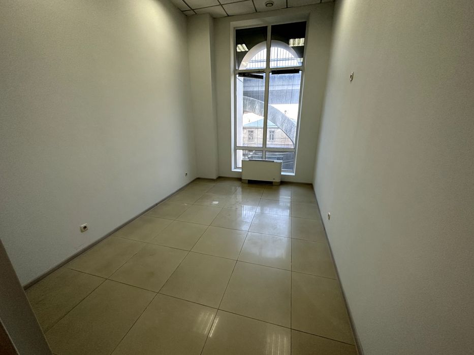 Фасадне приміщення під салон краси або клініку, 117м2, без комісії