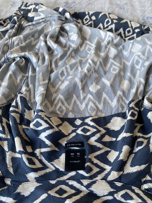 Camisa geometrica azul e bege