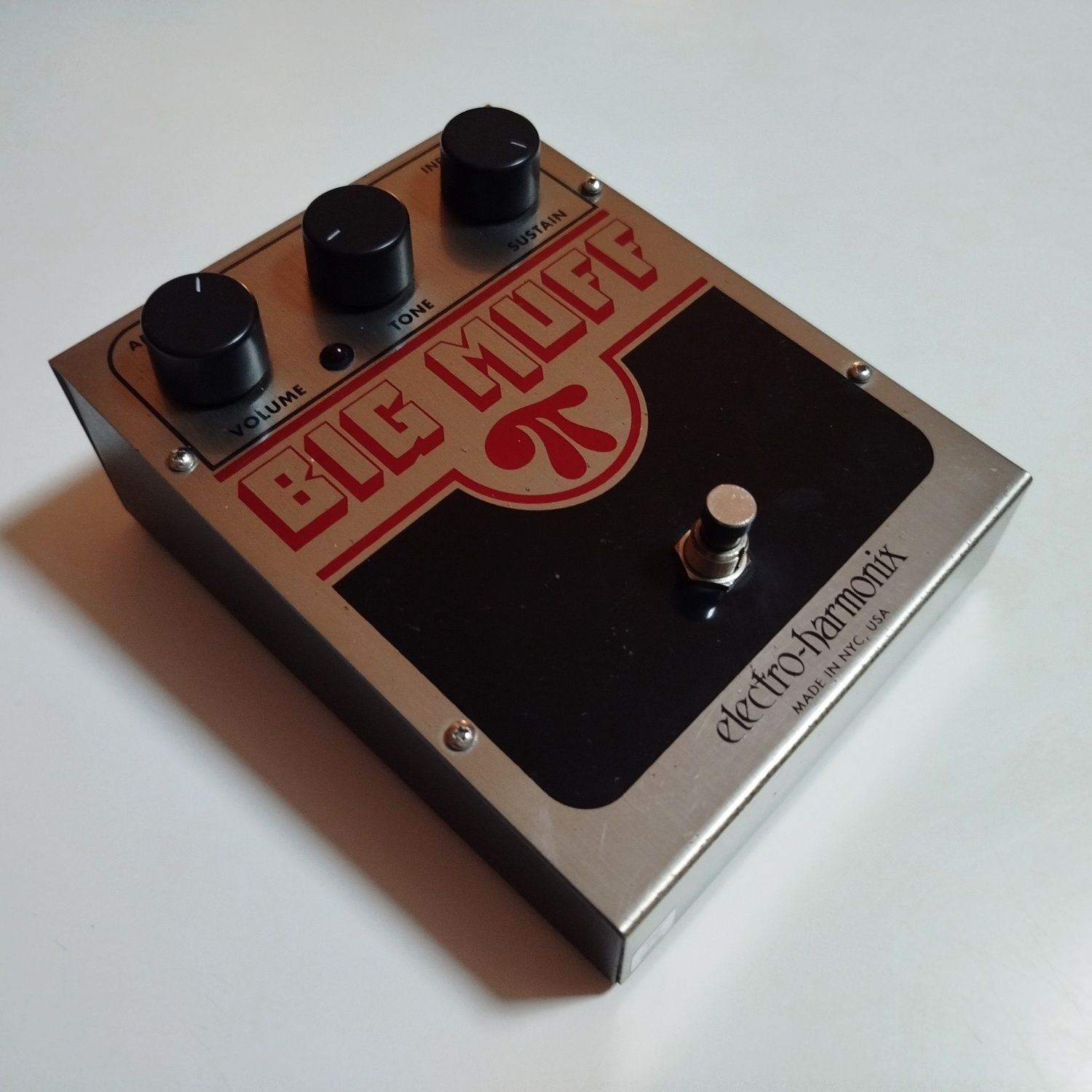EHX Big Muff Pi V9 The NYC Classic pedal distorção fuzz guitarra