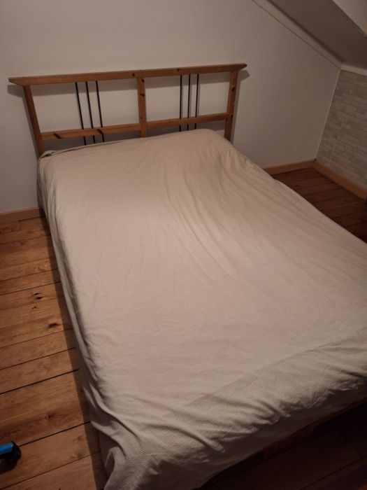 Cama de casal em bom estado