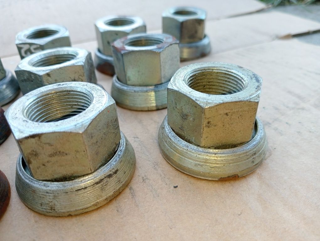 Nakrętka z obrotową podkładka M22x1,5
