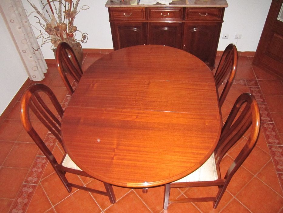 Mesa de sala e cadeiras