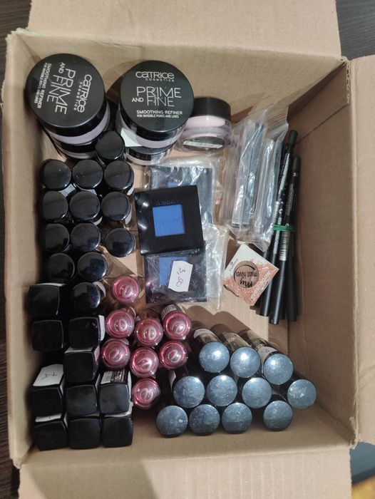 Kosmetyki, makijaż, lakiery