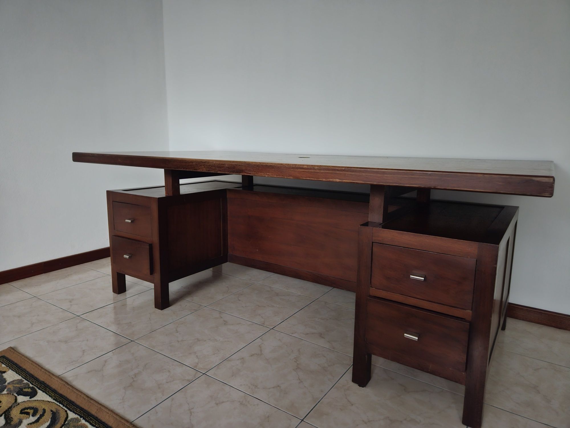Vendo Secretária em bom estado com 4 gavetas de apoio