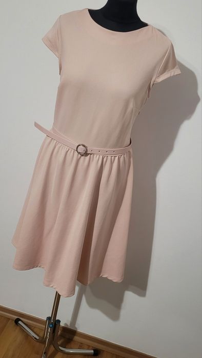 Piękna pudrowa sukienka midi z krótkim rękawem rozkloszowana z paskiem