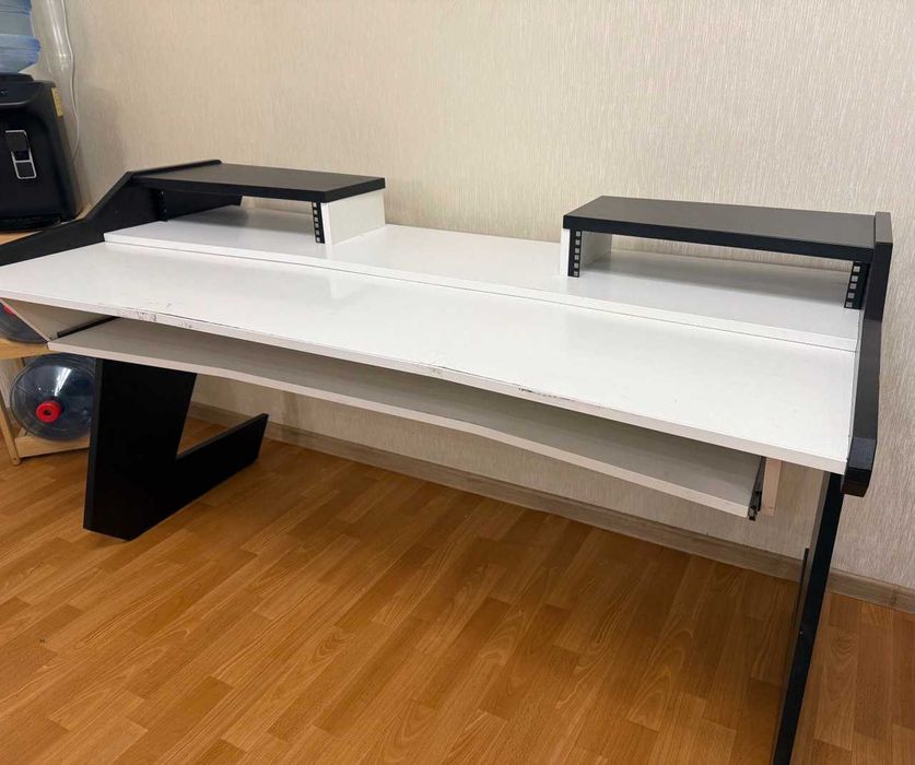 Стіл для студії / продакшну / звукорежисера