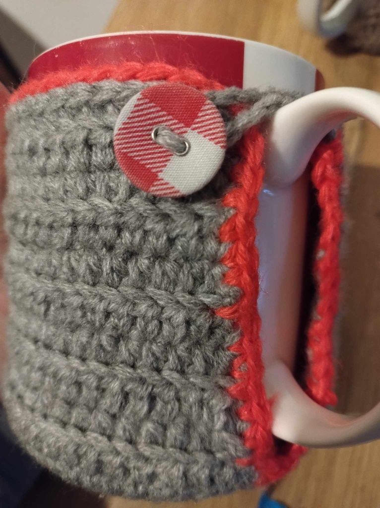 Sweterek dekoracja na kubek handmade otulacz pokrowiec