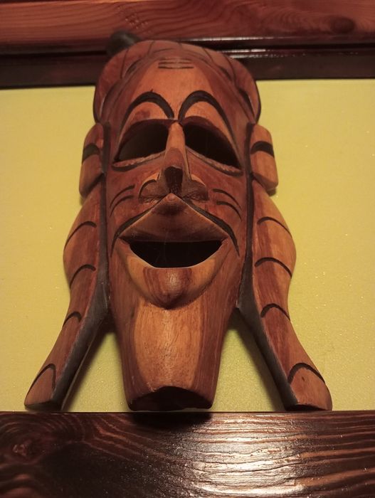 Maska afrykańska rzeźbiona w drewnie