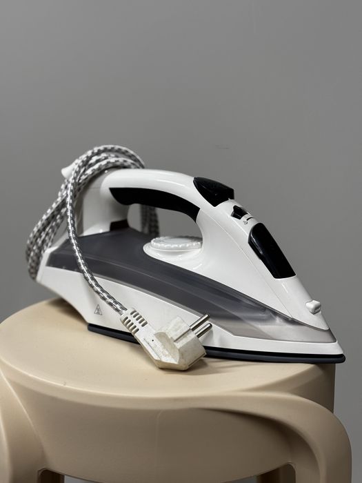 Ferro de engomar a vapor ELECTRONIA — novo