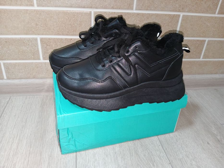 Продаю жіночі кросівки