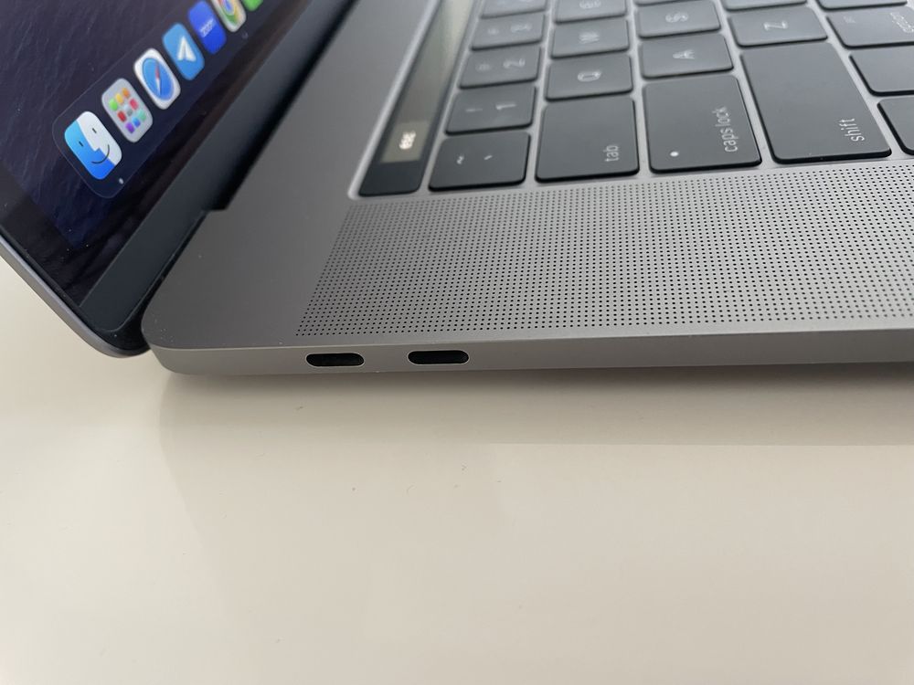 MacBook Pro (15-inch, 2016) в гарному стані, повністю в оригіналі.