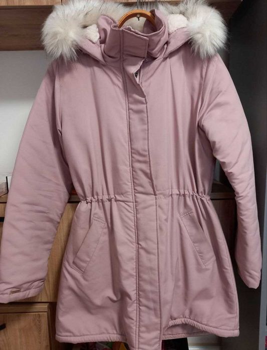Стильна жіноча парка  українського бренду у ніжному кольорі пудра.
