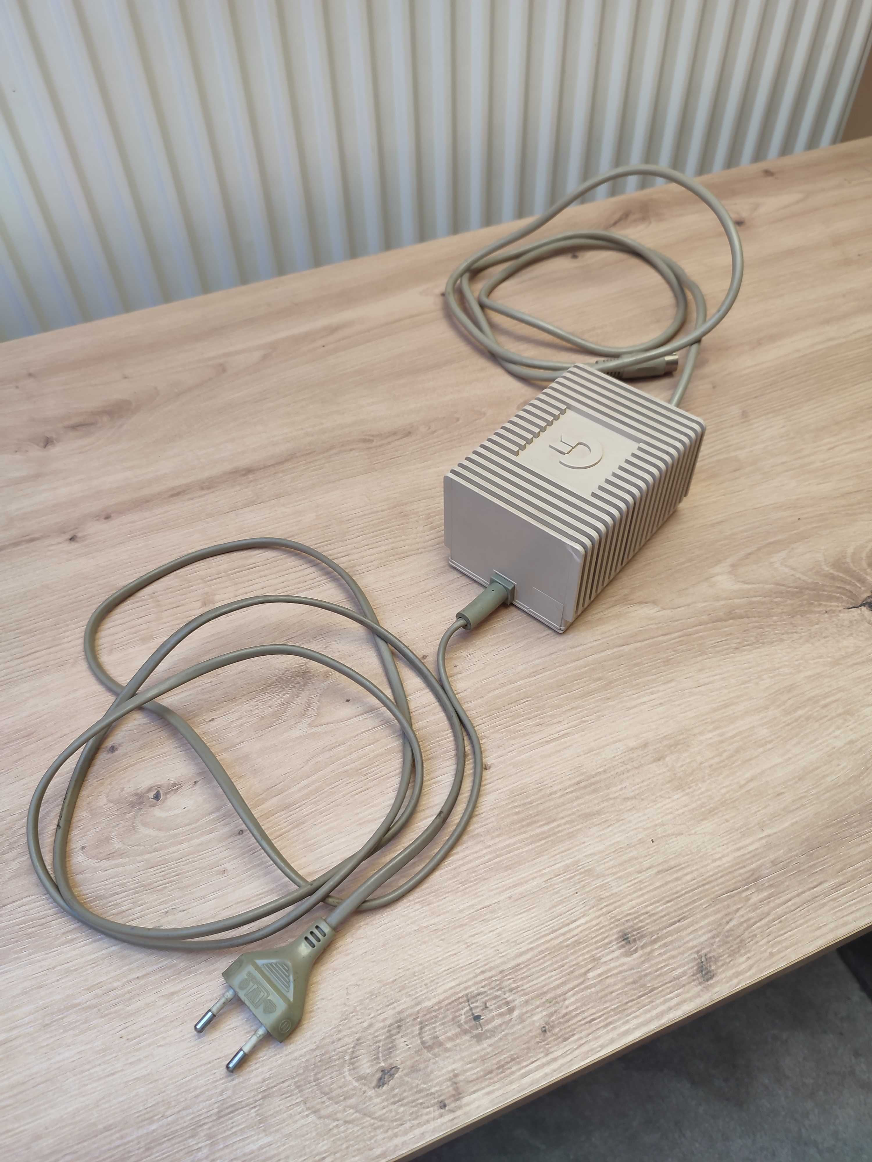 Oryginalny zasilacz Commodore C64, stan bdb, sprawny w 100%.