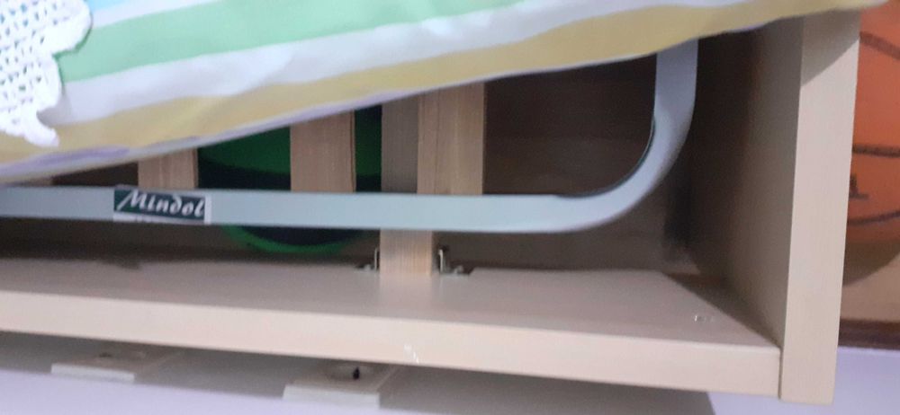 Cama em madeira e cabeceira
