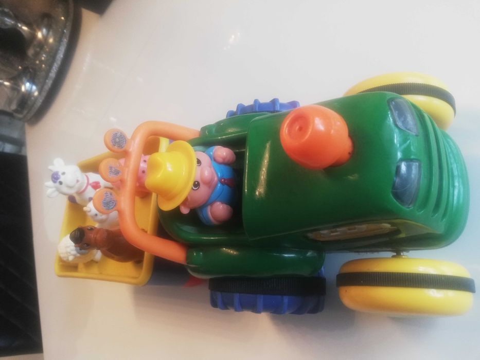 Traktor Dumel ze zwierzetami
