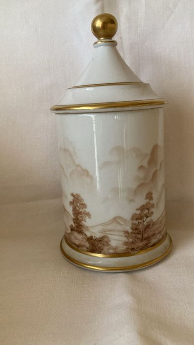 Pote com a tampa em porcelana