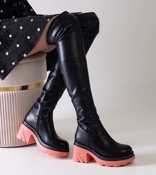 Czarne ocieplane kozaki na masywnym słupku Meragomi