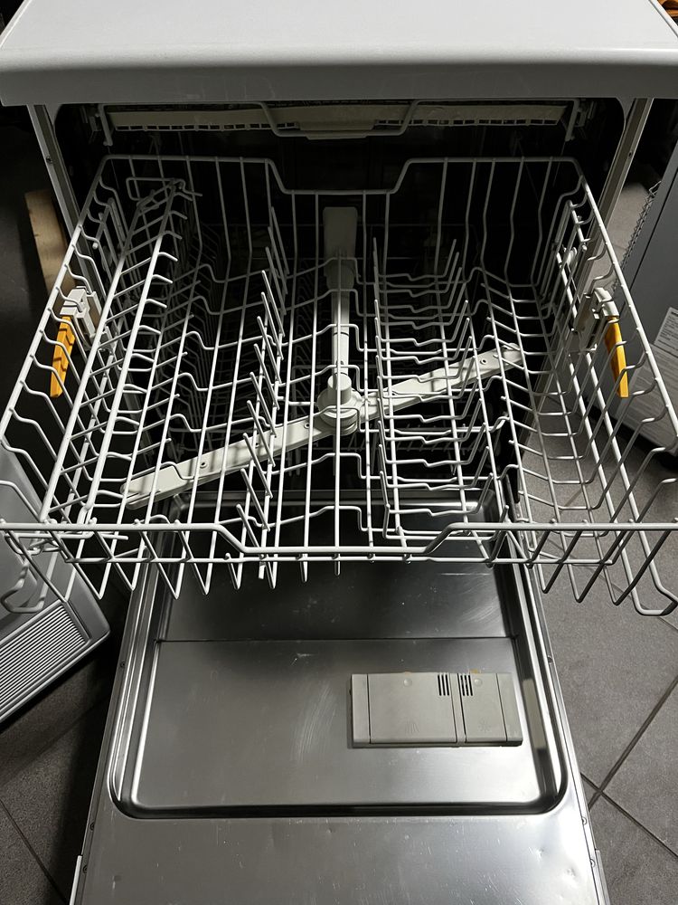 Посудомийна машина Miele