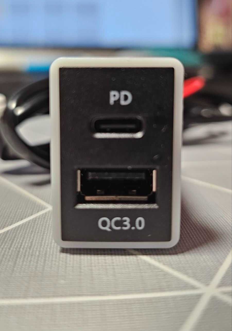 Автомобильная зарядка для Тойота 2 USB-разъема PD Type C/QC 3,0,