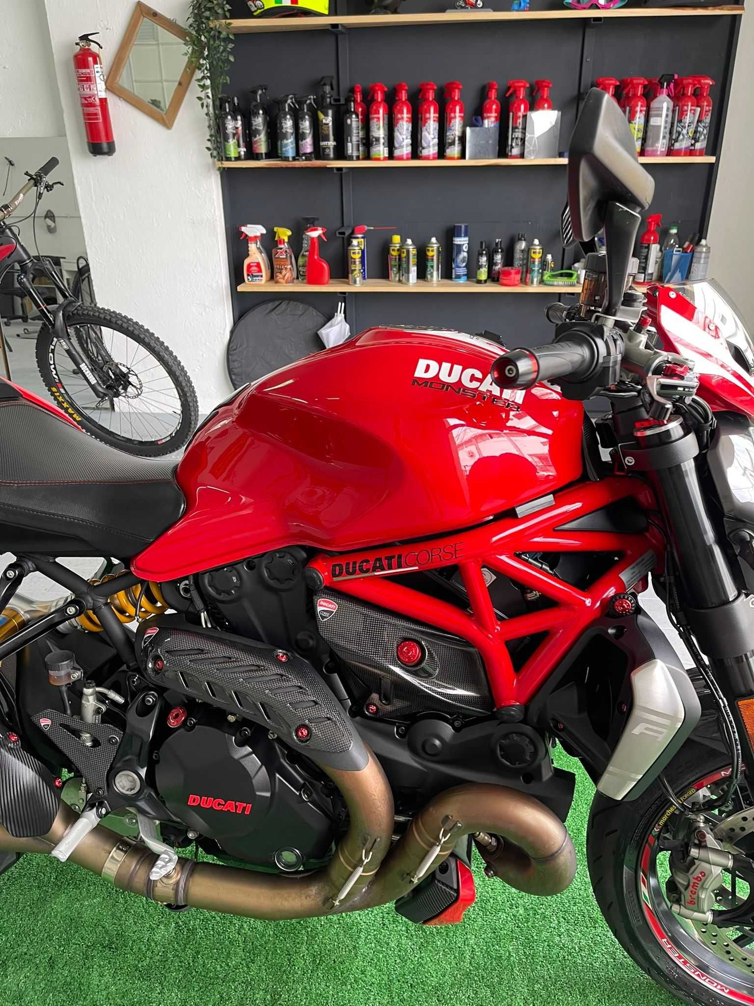 Ducati Monster 1200R, como nova , muitos extras! como nova.