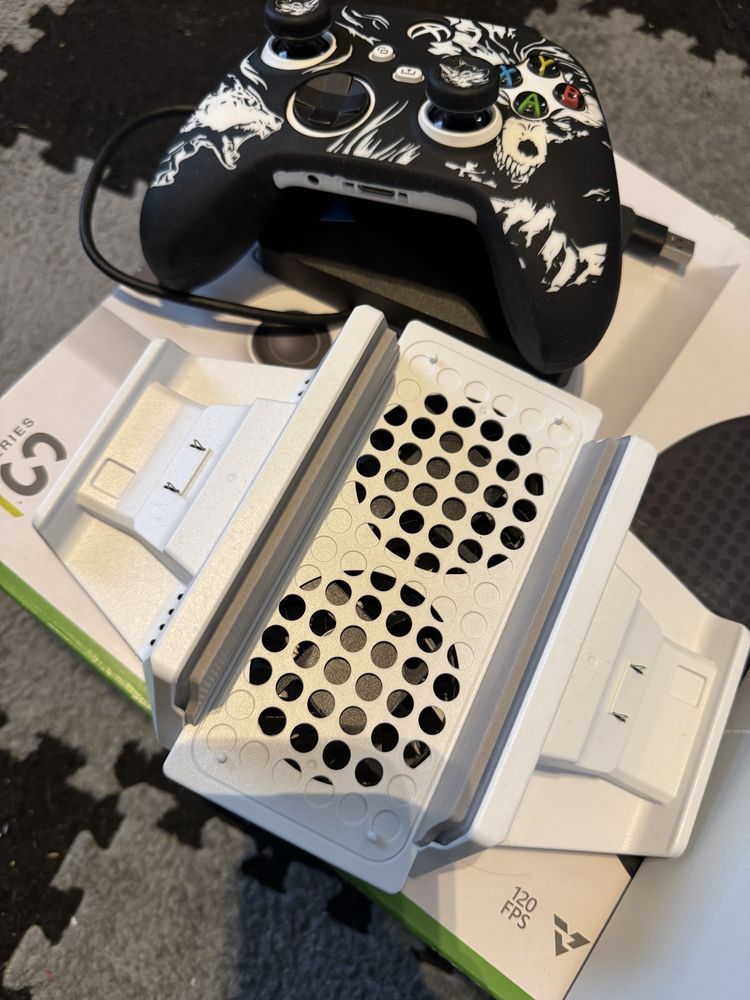 Xbox Series S + dysk+ podstawka chlodzaca ze stojakami na pady