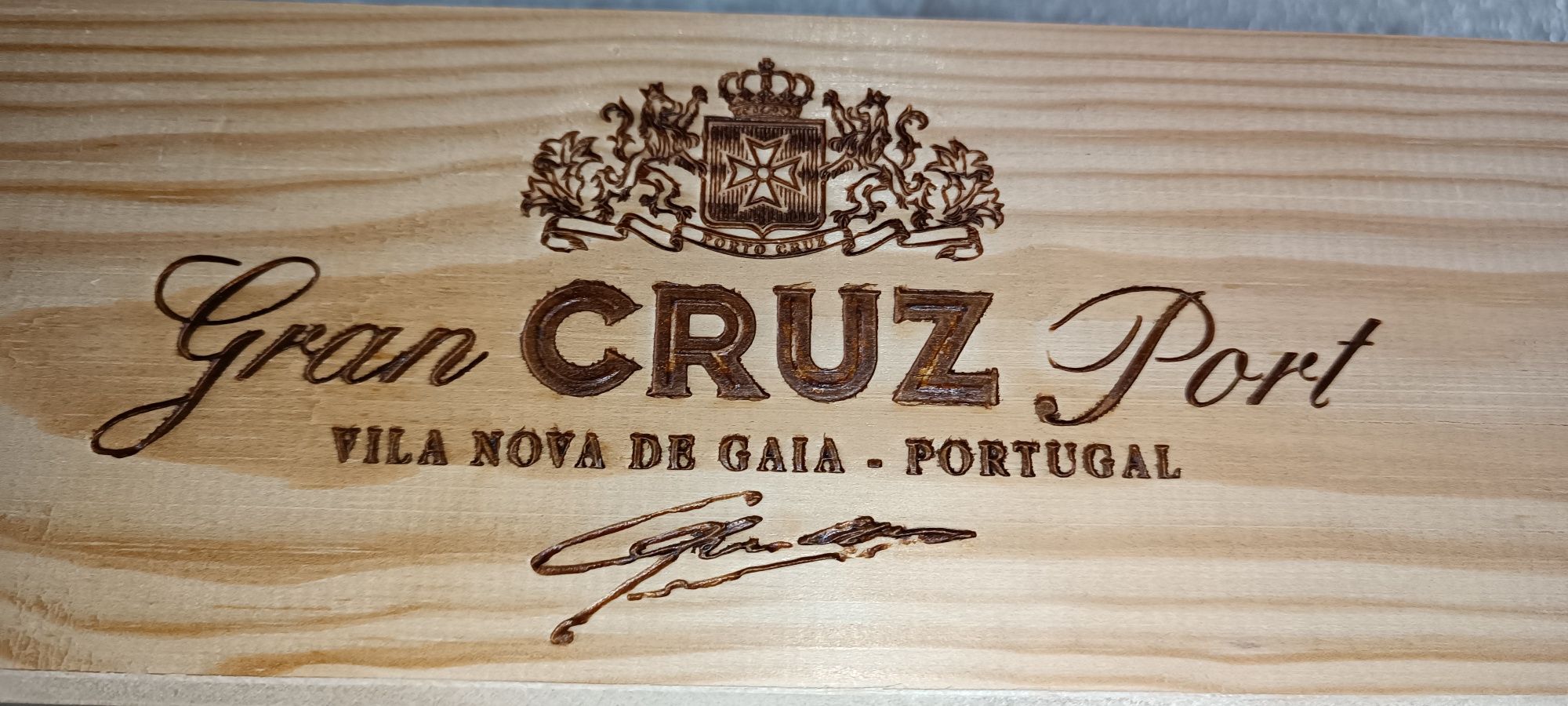 Antiga Caixa de madeira de vinho do porto timbrada assinada?