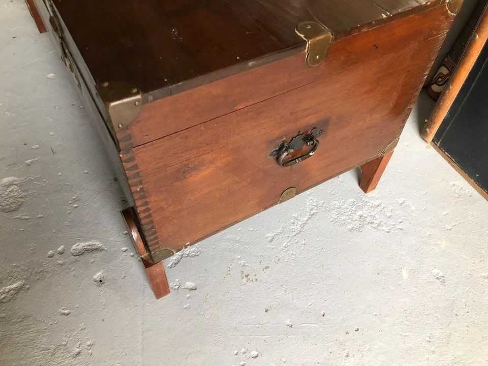 Arca Vintage, com detalhes em metal e pés separados.
