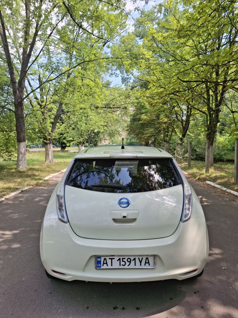 Nissan leaf 2011року