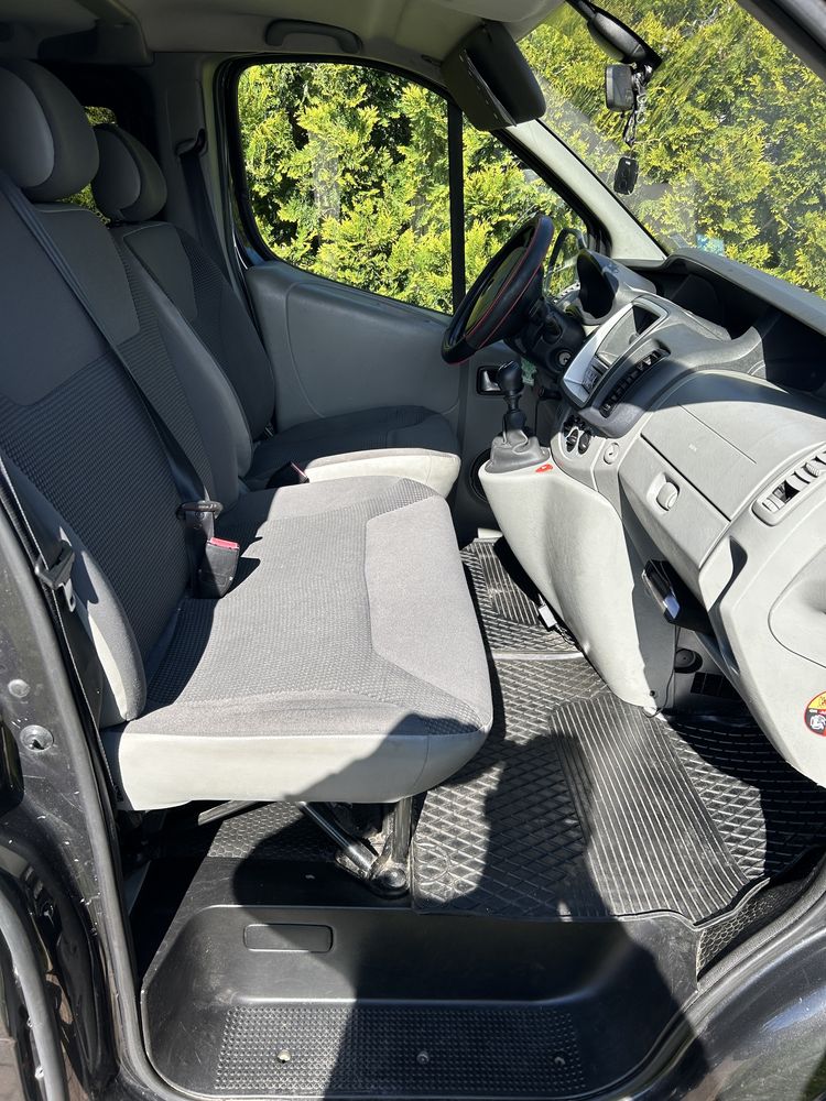 Vivaro 9 osob ladny stan