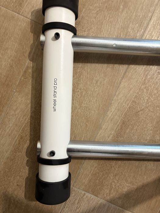 Volant Thrustmaster com pedais e estrutura