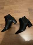 Botins pretos de pele