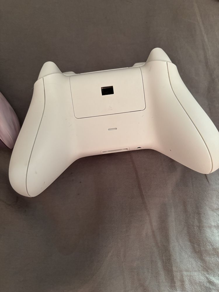 Xbox Series S 512 ГБ + 2 джойстики (один колекційний)