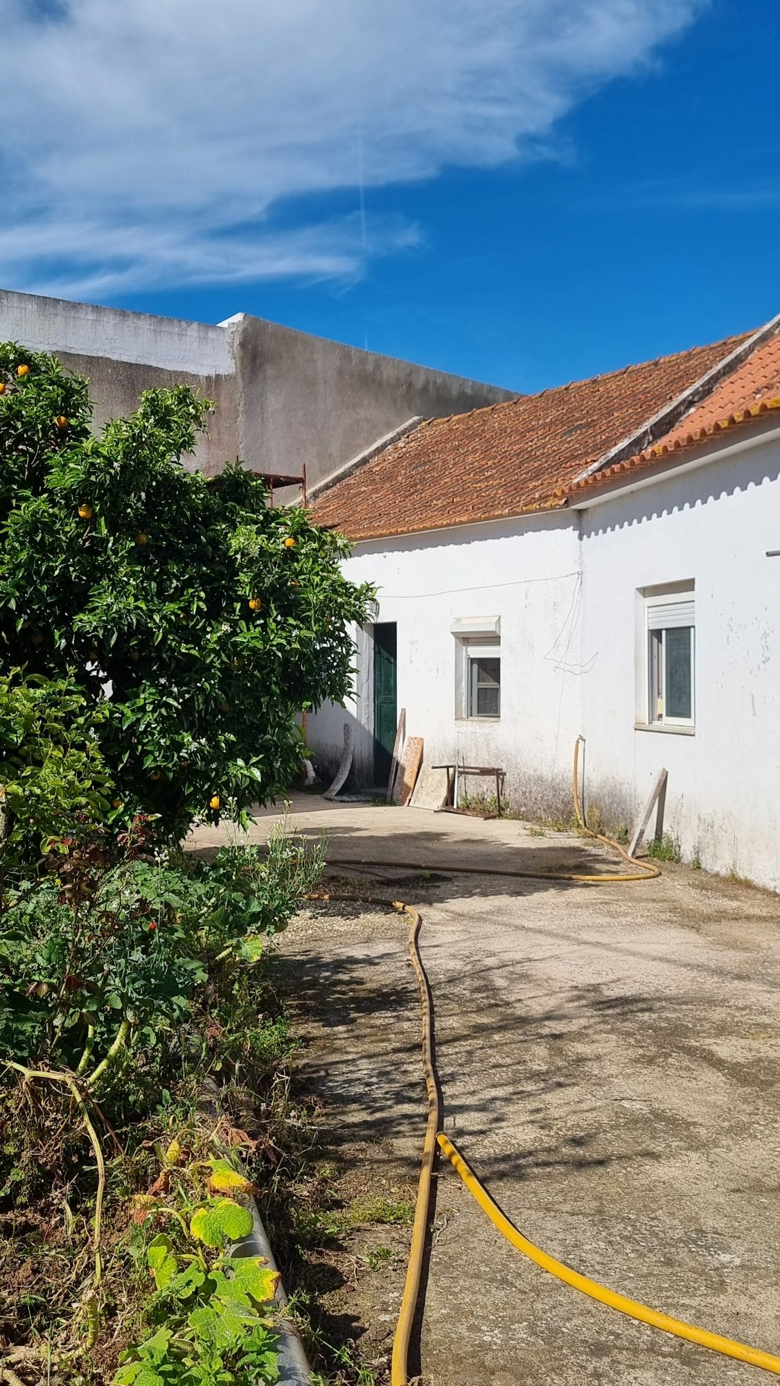 Lote com moradia - Santana da Carnota