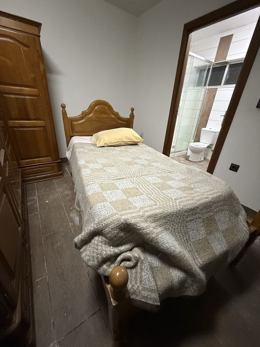 Cama, comodas, mesas de cabeceira