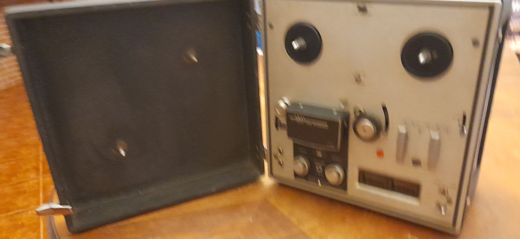 Gravador a válvulas Akai modelo 1710. Anos 60