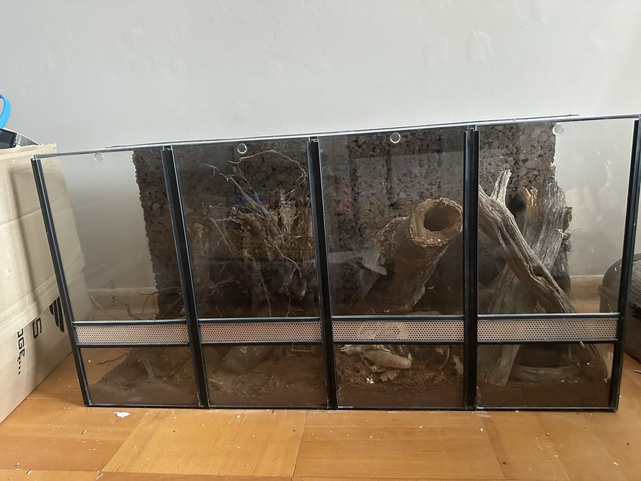 Terrarium 4-komorowe, z przeznaczeniem dla organizmów drzewnych