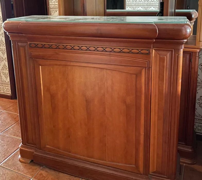 Conjunto de móveis em madeira