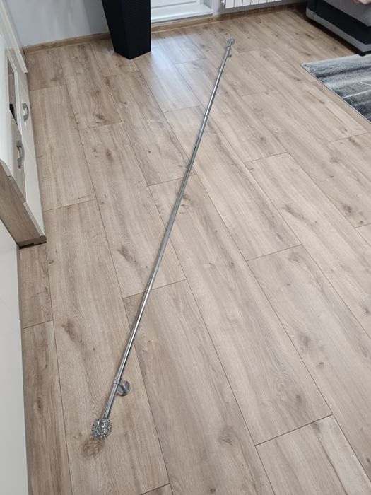 Karnisz ścienny srebrny