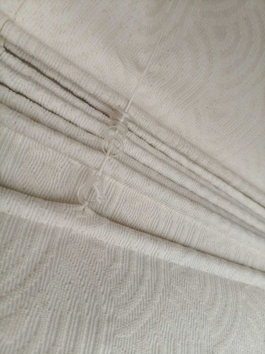 Cortina opaca para janela com calha incluída