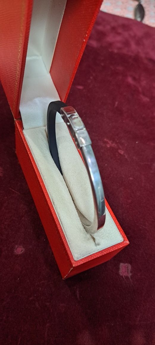 Pulseiras escravas em prata.