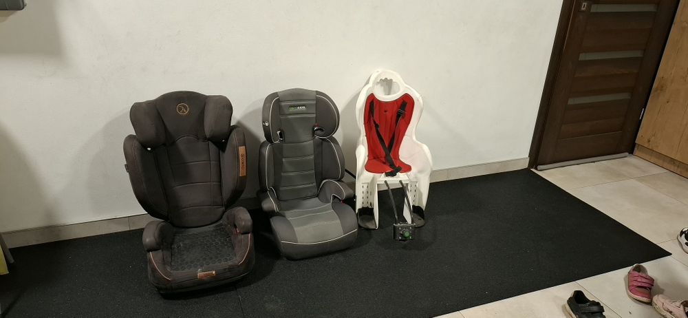 Sprzedam 2 foteliki dzieciece do samochodu i 1 rowerowy