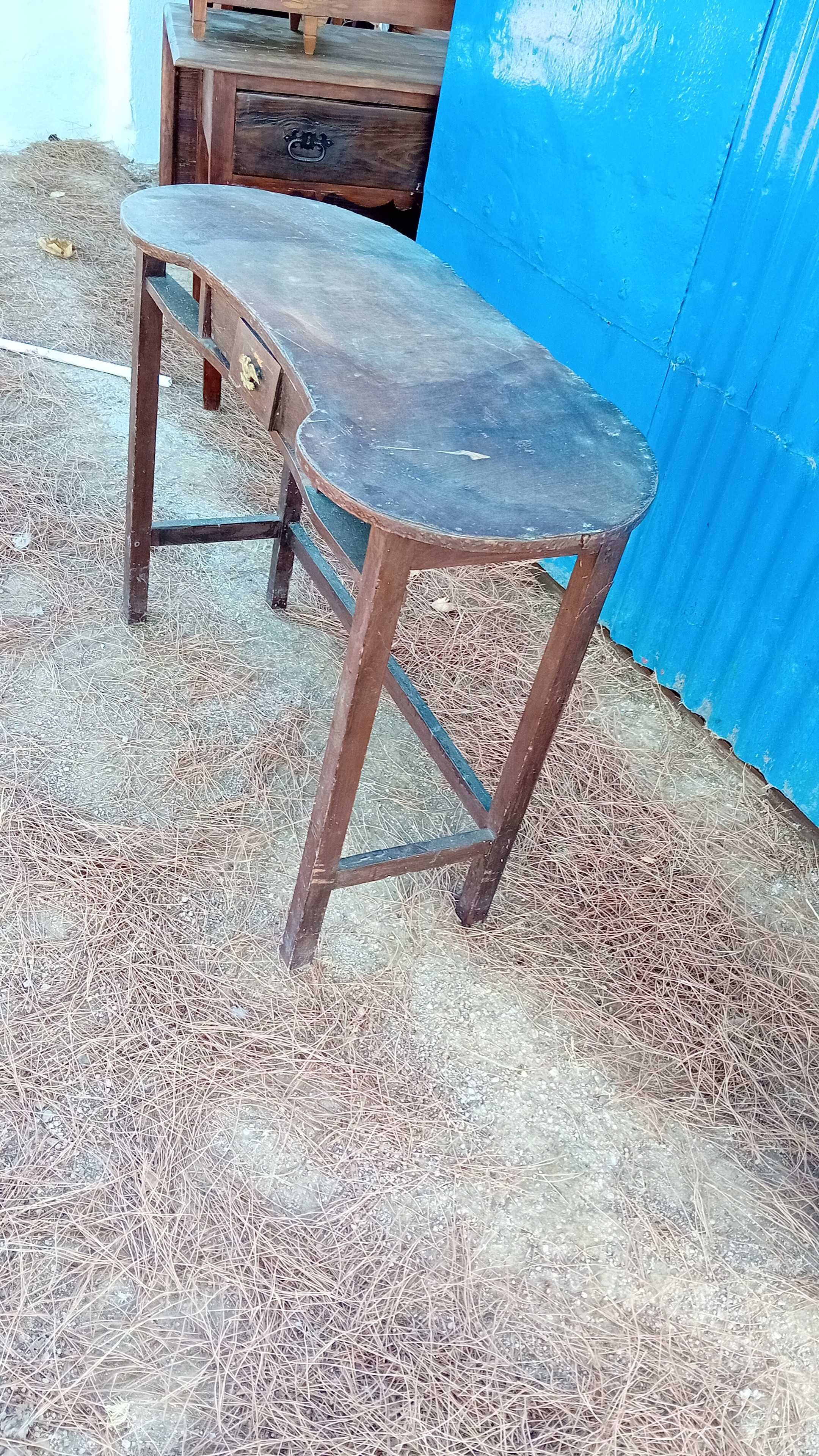 Mesa antiga formato raro, bom estado