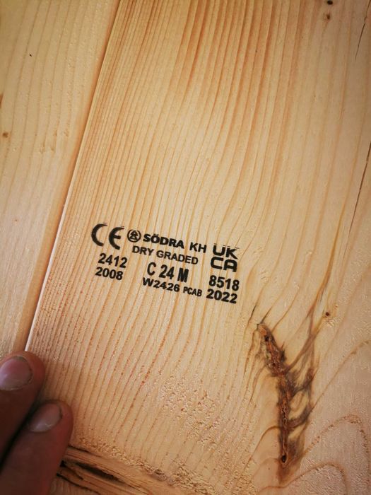 Drewno c 24 świerk skandynawski, suszone, czterostronnie strugane.