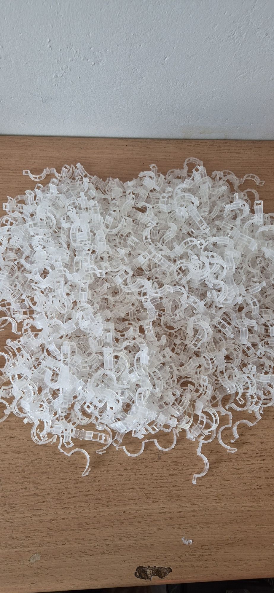 Plastikowe zapinki do roślin, idealne do podtrzymywania pędów pomidoró