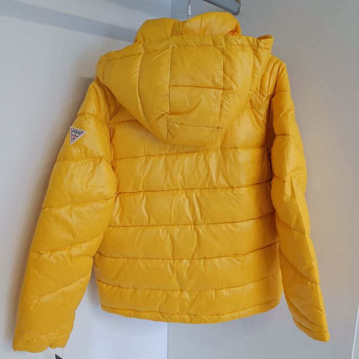 Damska kurtka puchowa w kolorze żółtym GUESS XXS,XS,S,M,L