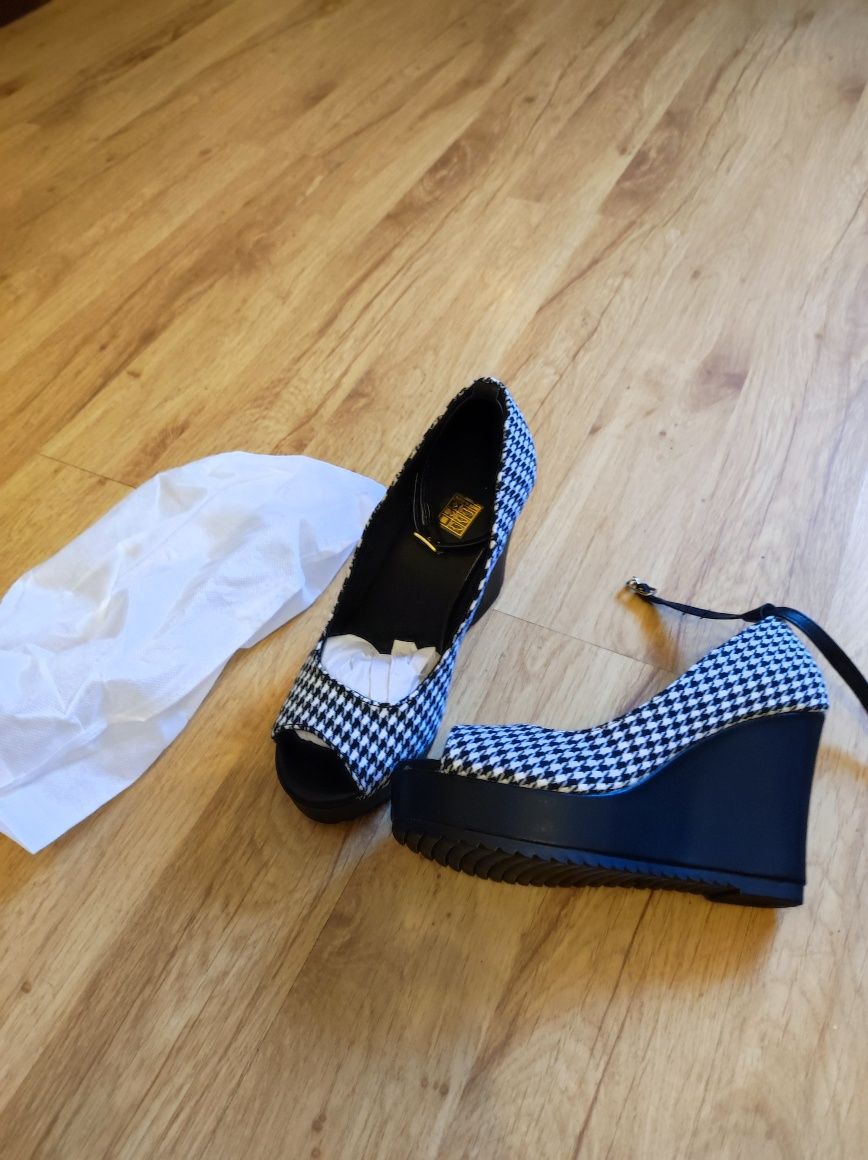 Buty na koturnie 38