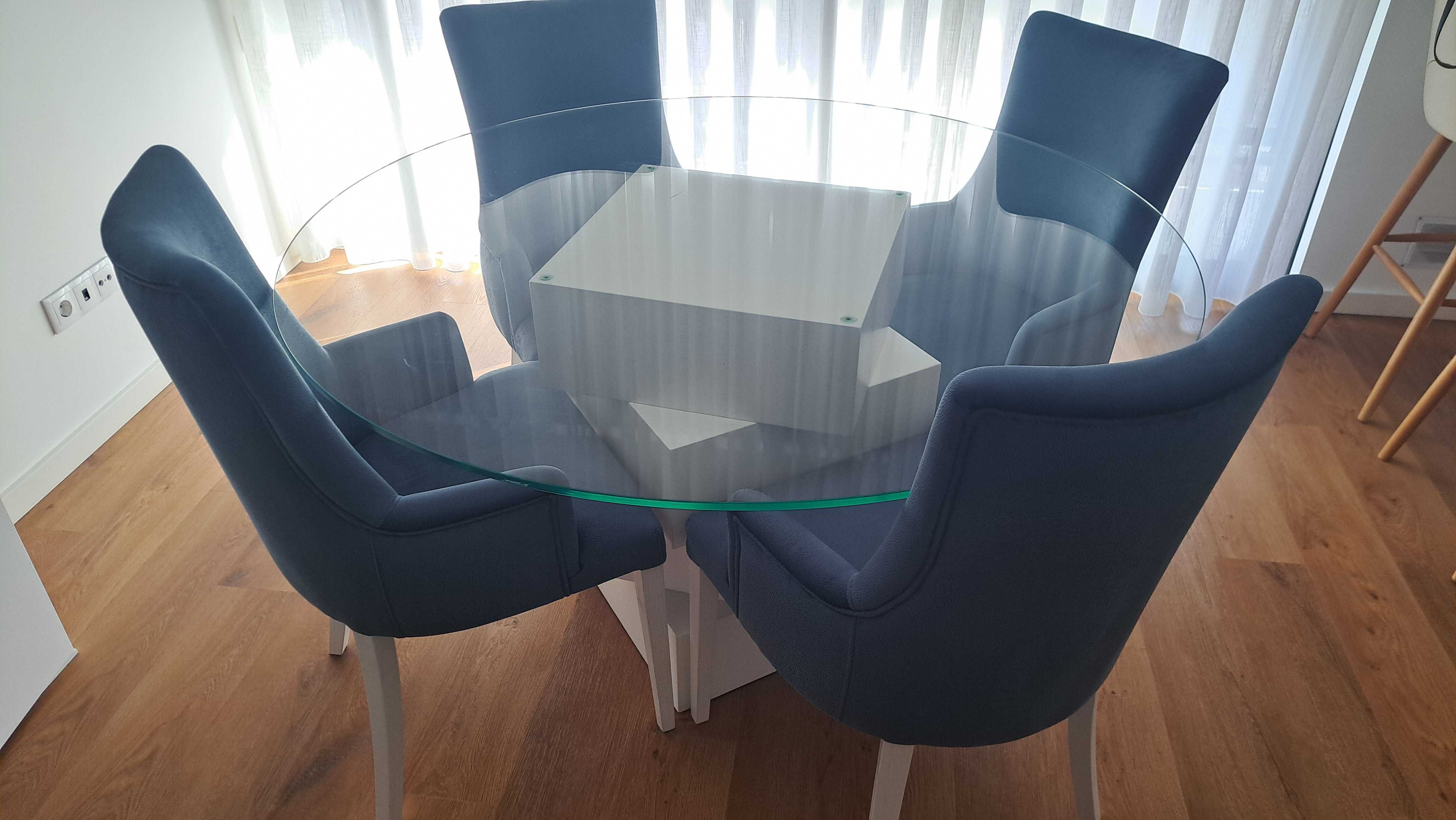 Mesa de vidro com 4 cadeiras estofadas em ótimo estado
