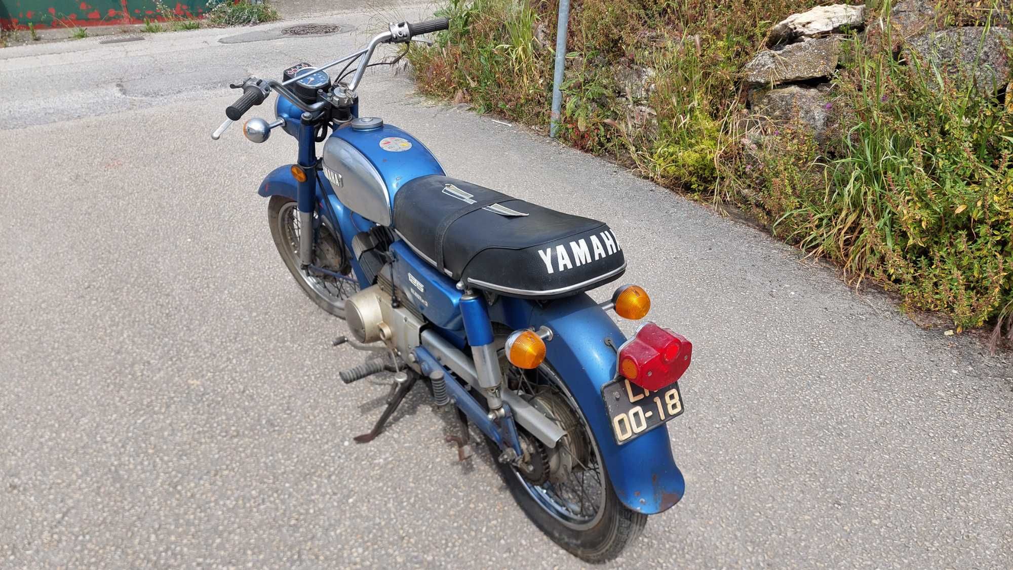 Yamaha clássica para uso ou restauro