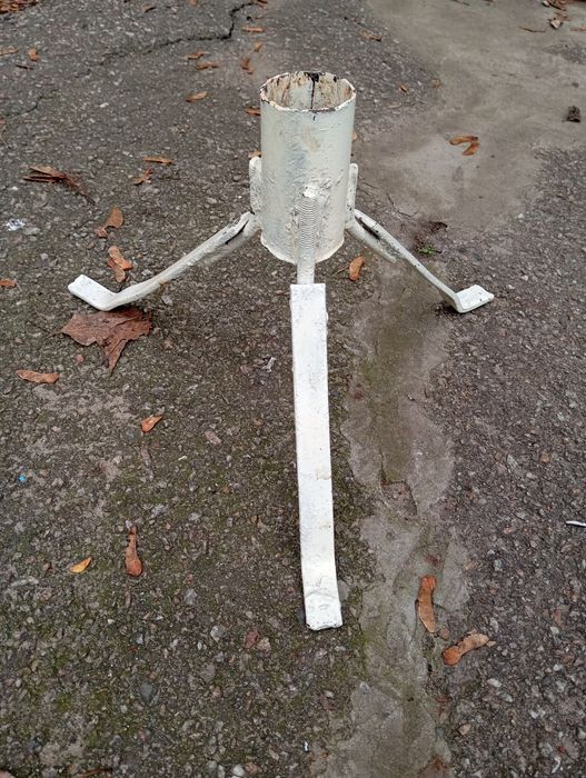 Металева тринога для ялинки